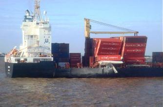 集裝箱高空墜落驚險(xiǎn)連連 裝卸公司稱不知情不賠償